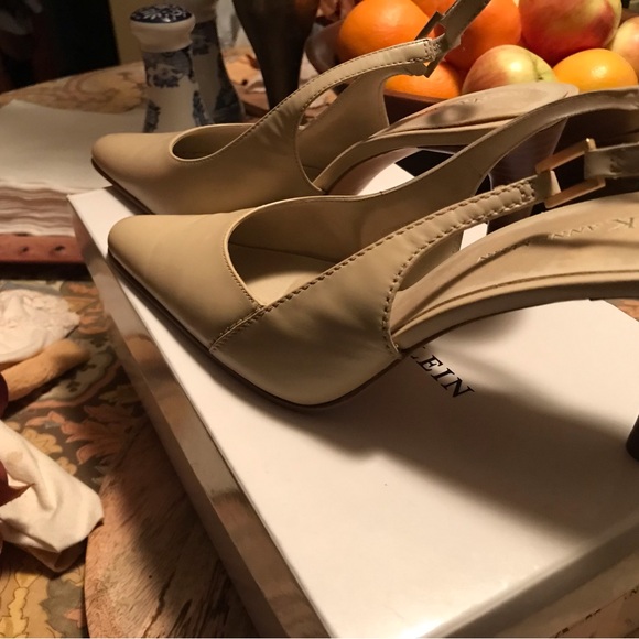 Gorgeous Tan Leather Slingback Pumps by Anne Klein - Picture 2 of 16